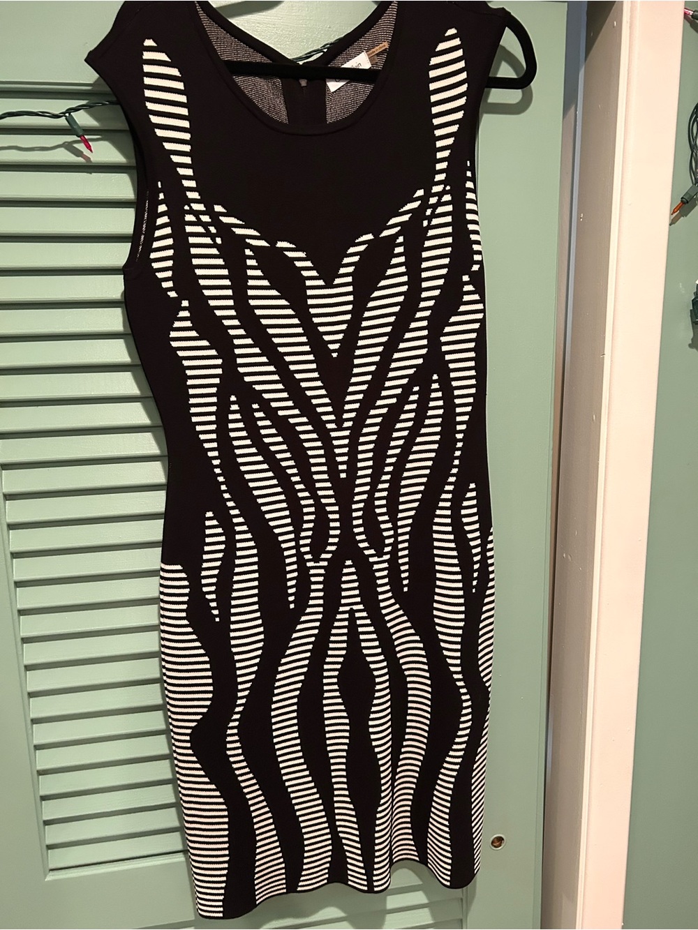 Calvin Klein Black and White Sleeveless Patterned Sheath Dress